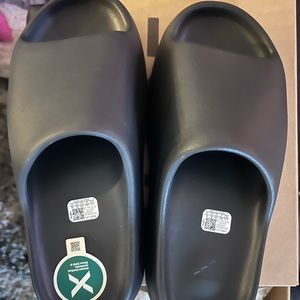 NEW- Yeezy Slides - Onyx size 10